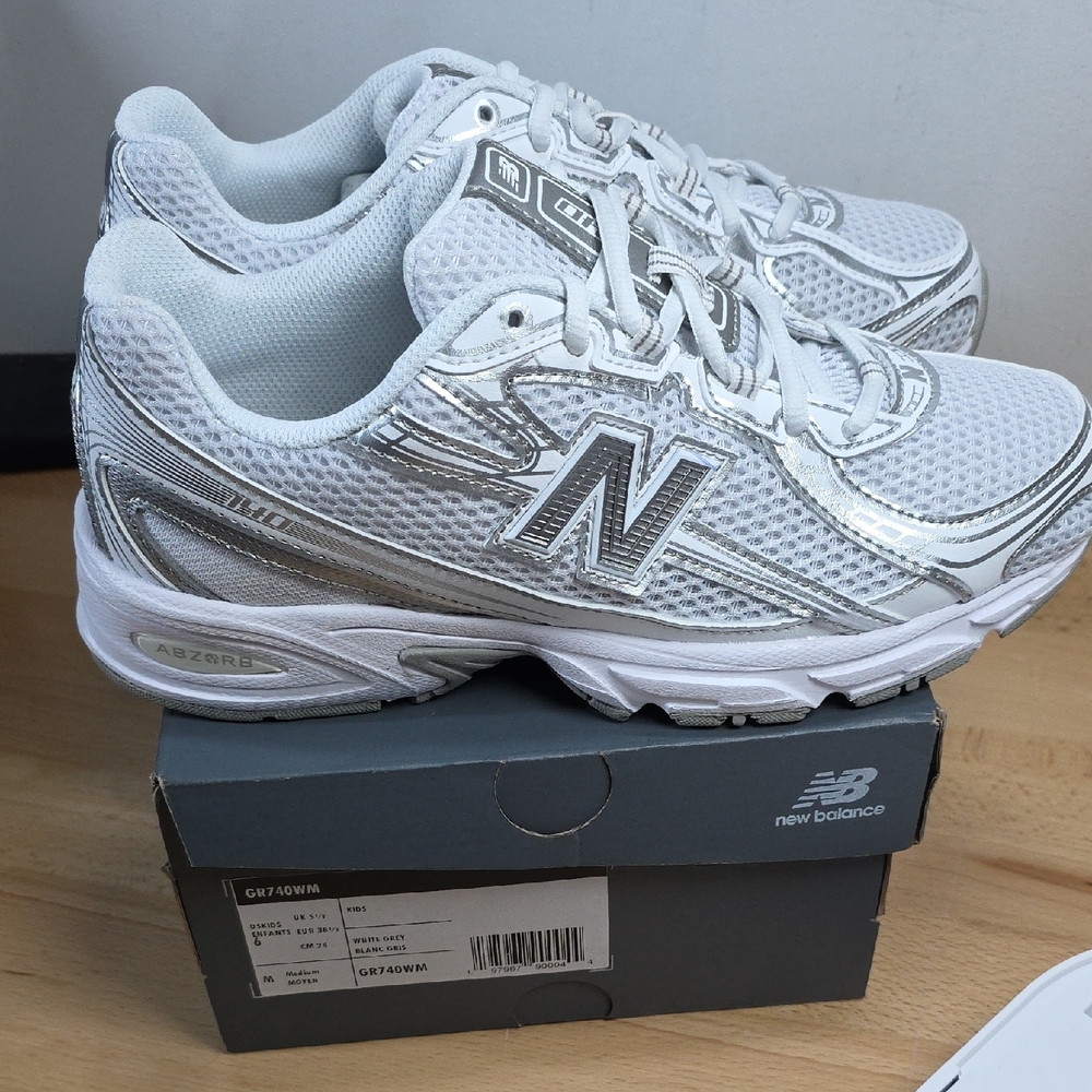 New Balance Kids 6 White and Silver Athletic Shoes